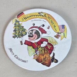 vintage The Hummel Museum Inc New Braunfels Texas 1995 Christmas Bee Pin‎ Badge